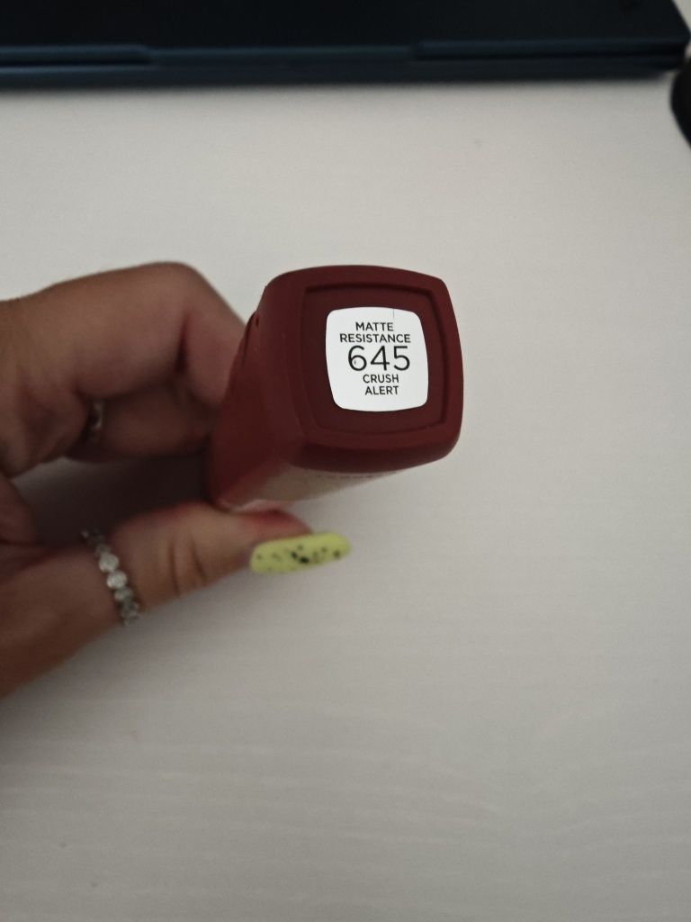 L'Oréal Paris Infaillible Matte Resistance szminka matowa
matowa szmin
