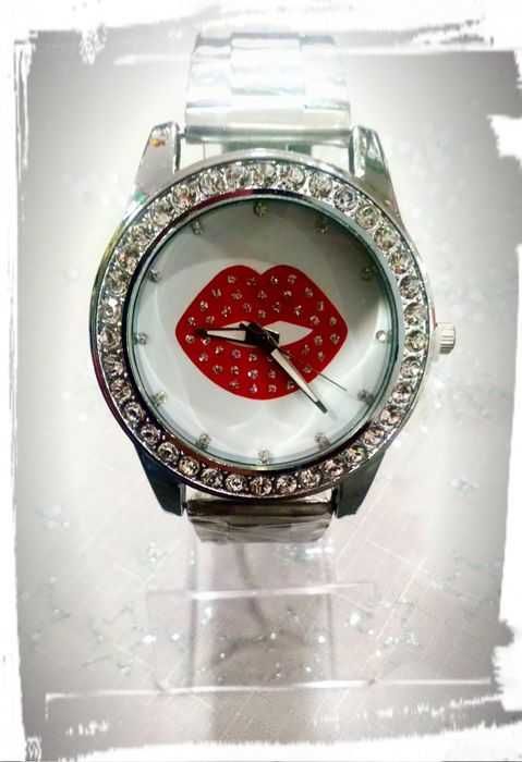 Zegarek damski nowy na bransoletce cyrkonie usta na prezent
