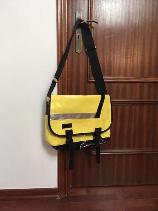 Saco Messenger em Vinil amarelo, como novo