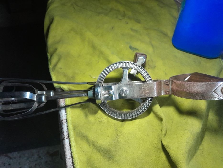 Вінтажний ручний міксер