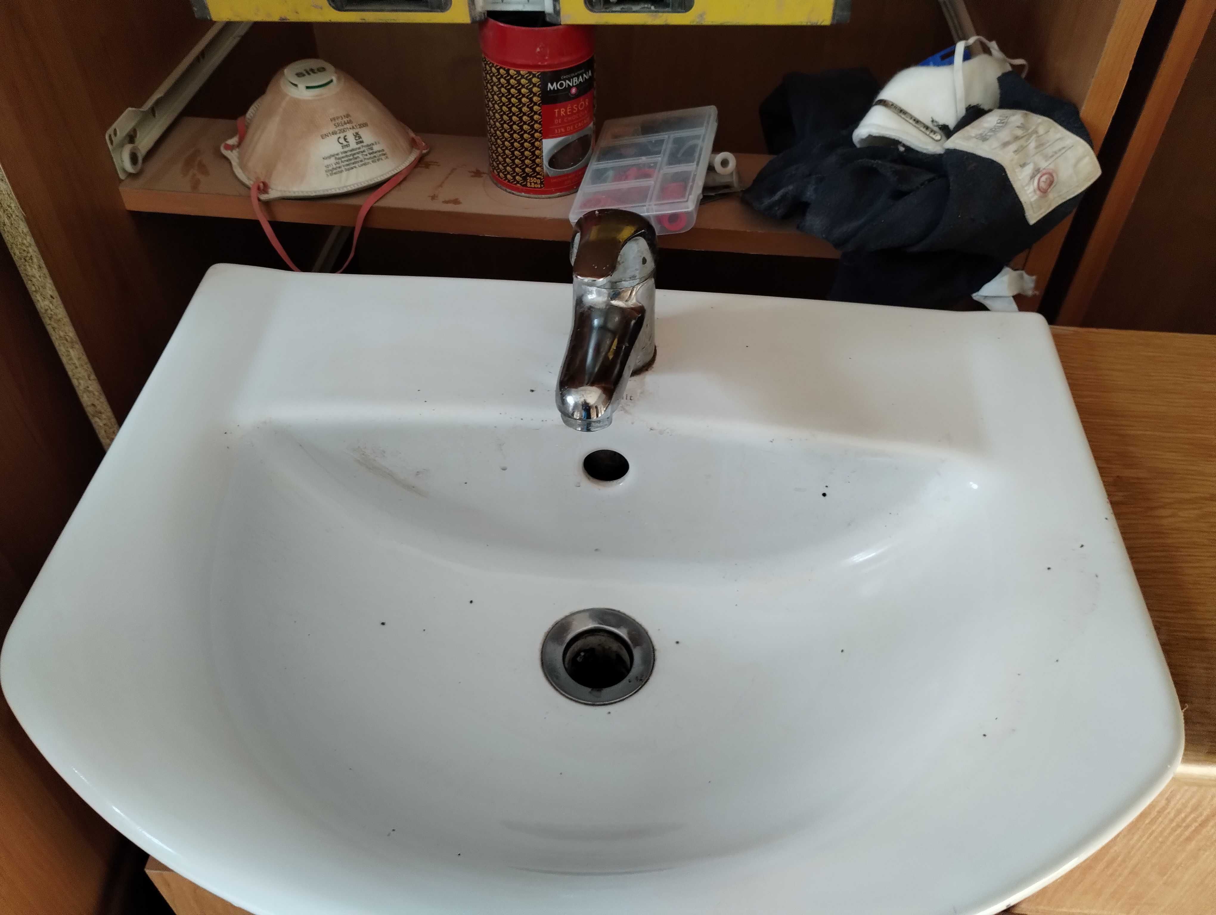 Szafka łazienkowa z dwoma umywalkami