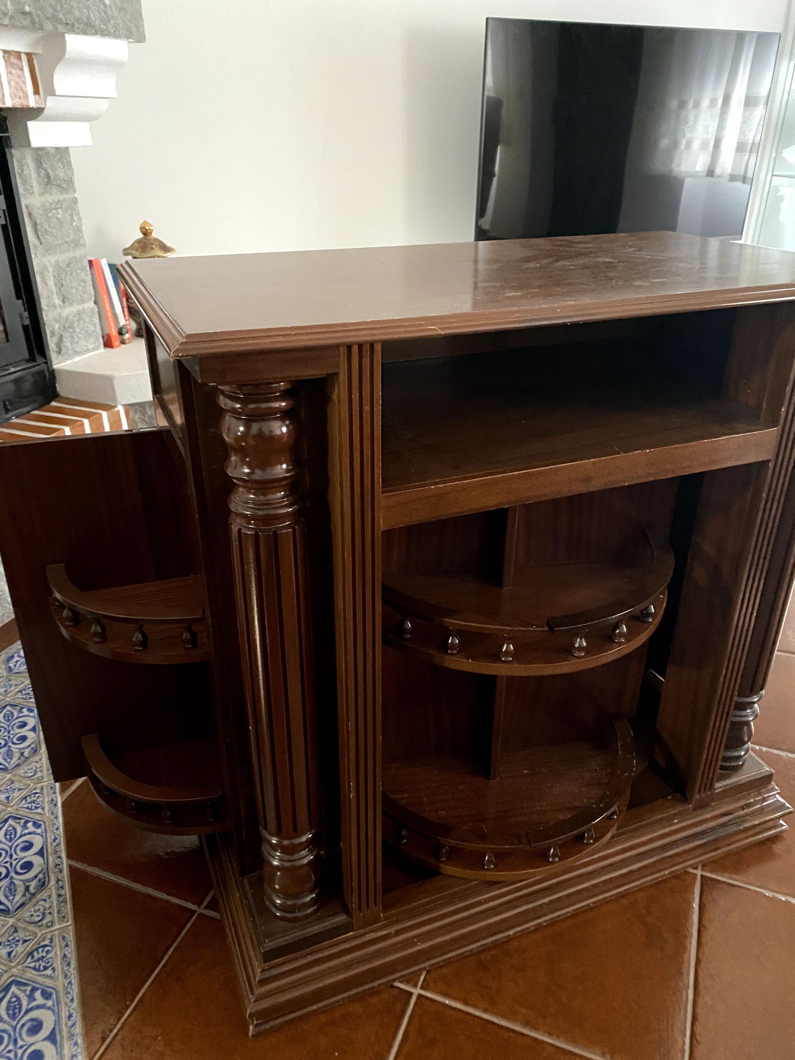 Móvel com bar para TV