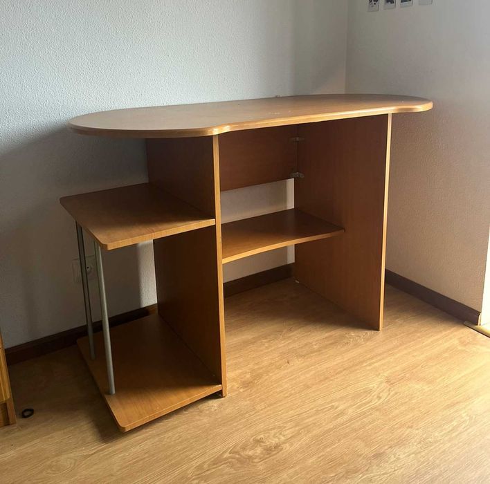 Secretária de quarto