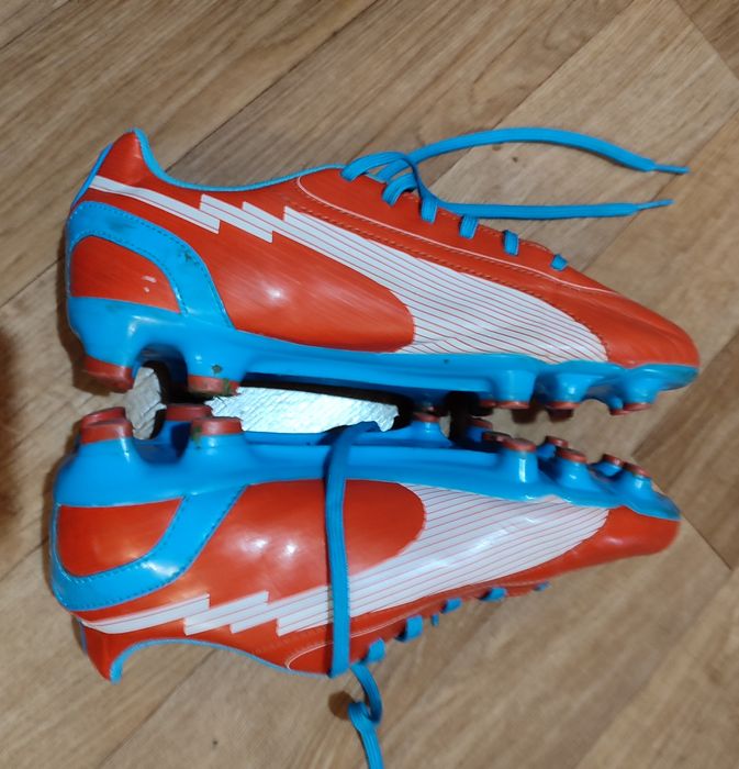 Футбольні бутси сороконіжки Puma
Футбольні бутси сороконіжки чи