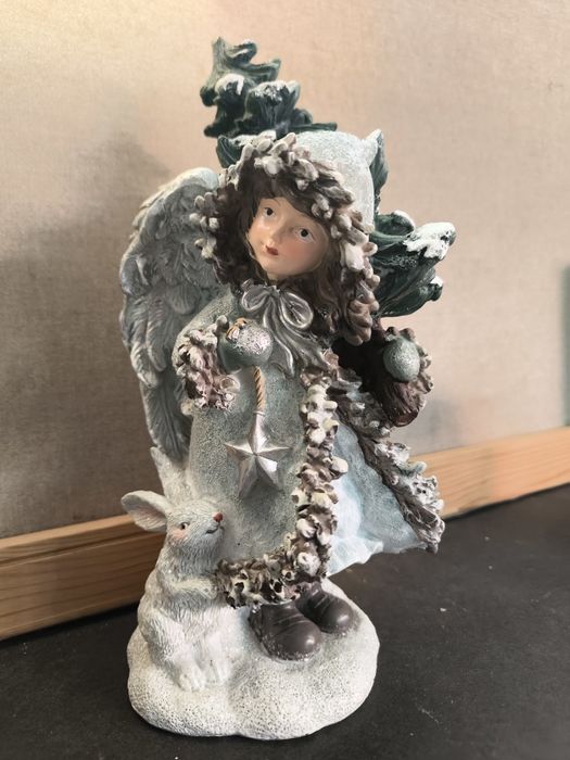 Boneca Natal Anjo com Coelho e Árvore
Linda boneca de Natal com tema d