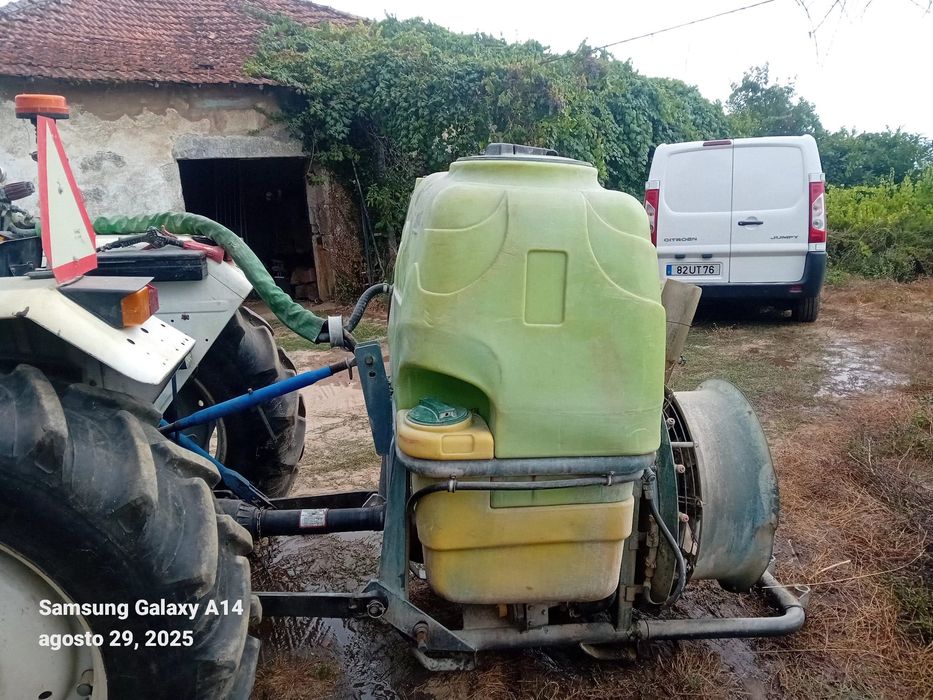 pulverizador de 600 litros com turbina Marca Rocha