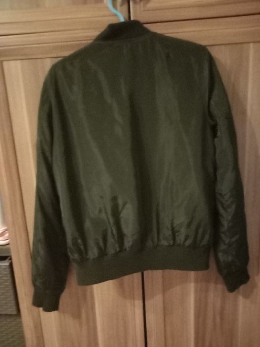 Cienka kurtka bomberka