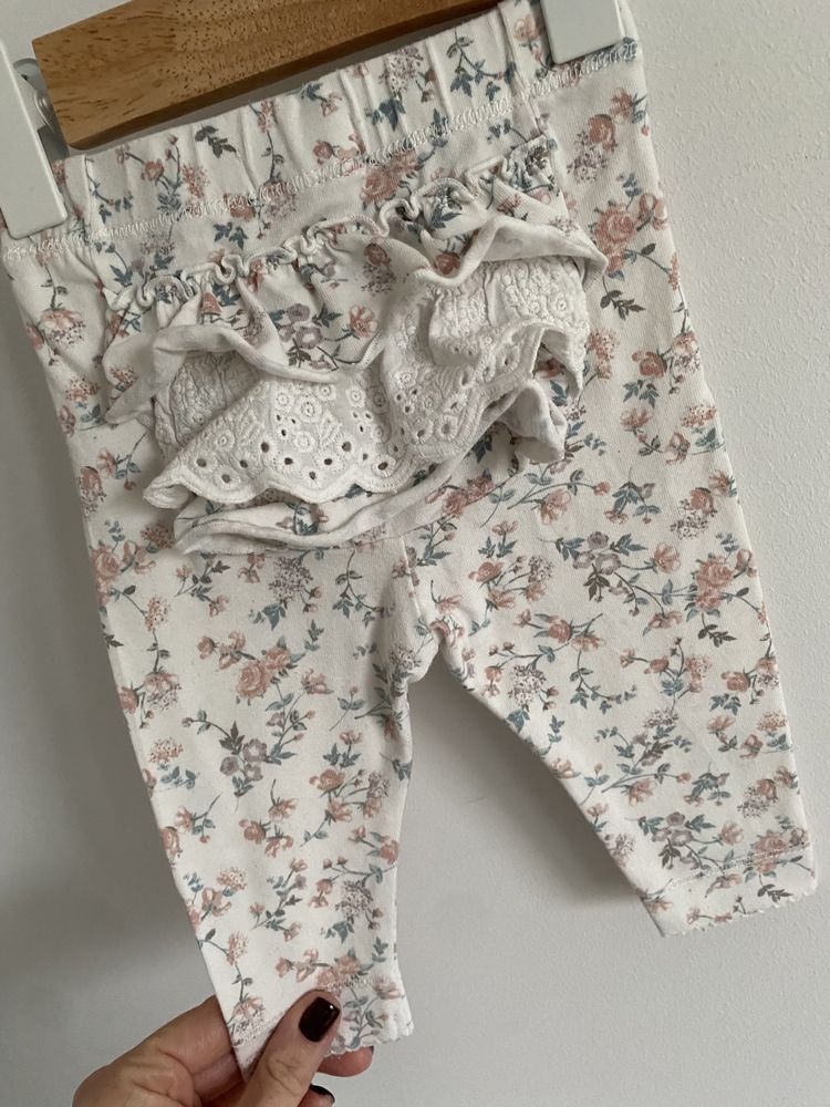 Legginsy newbie 56 drobne kwiatki falbanki