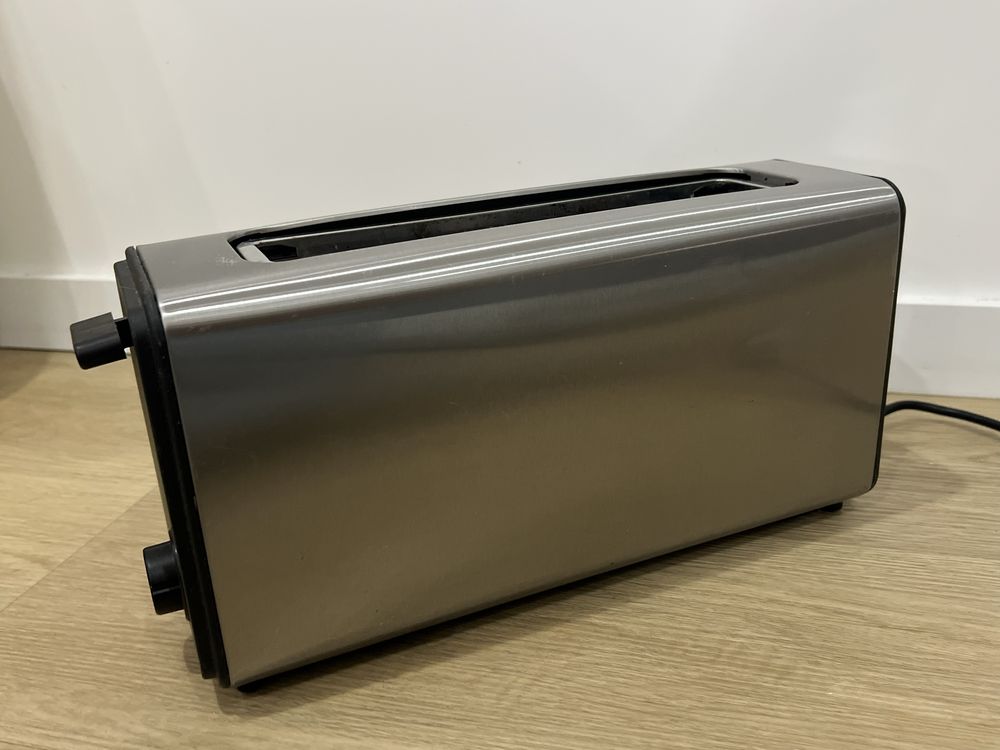 Torradeira em inox com detalhes pretos beken