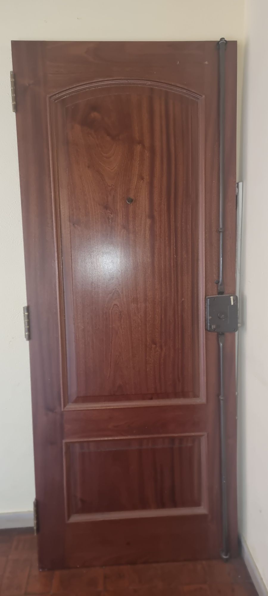Porta de Entrada em Mogno - Clássica e Robusta - Usada