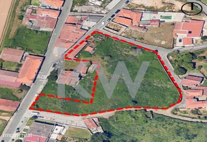 Chalet SEC XIX para reabilitar Inserido num terreno de 6300m2 em V.N.G