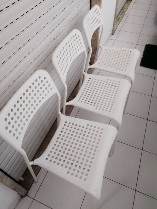 1 Mesa em PVC, 2 Bancos desdobráveis e 3 Cadeiras em PVC