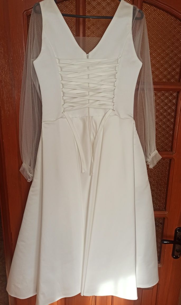 Весільна сукня міді