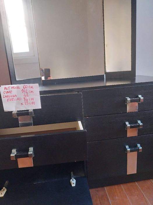 Pequeno móvel com espelho e gavetas