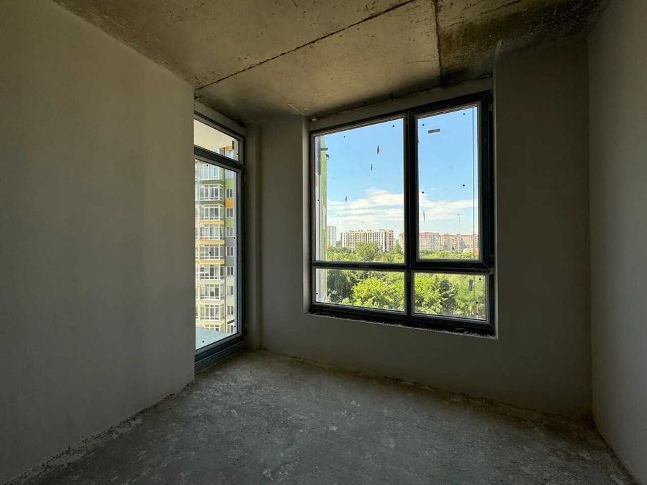 Простора однокімнатна з видом на річку