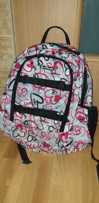 Plecak do szkoły, duży, bardzo pojemny w serduszka dla dziewczynki