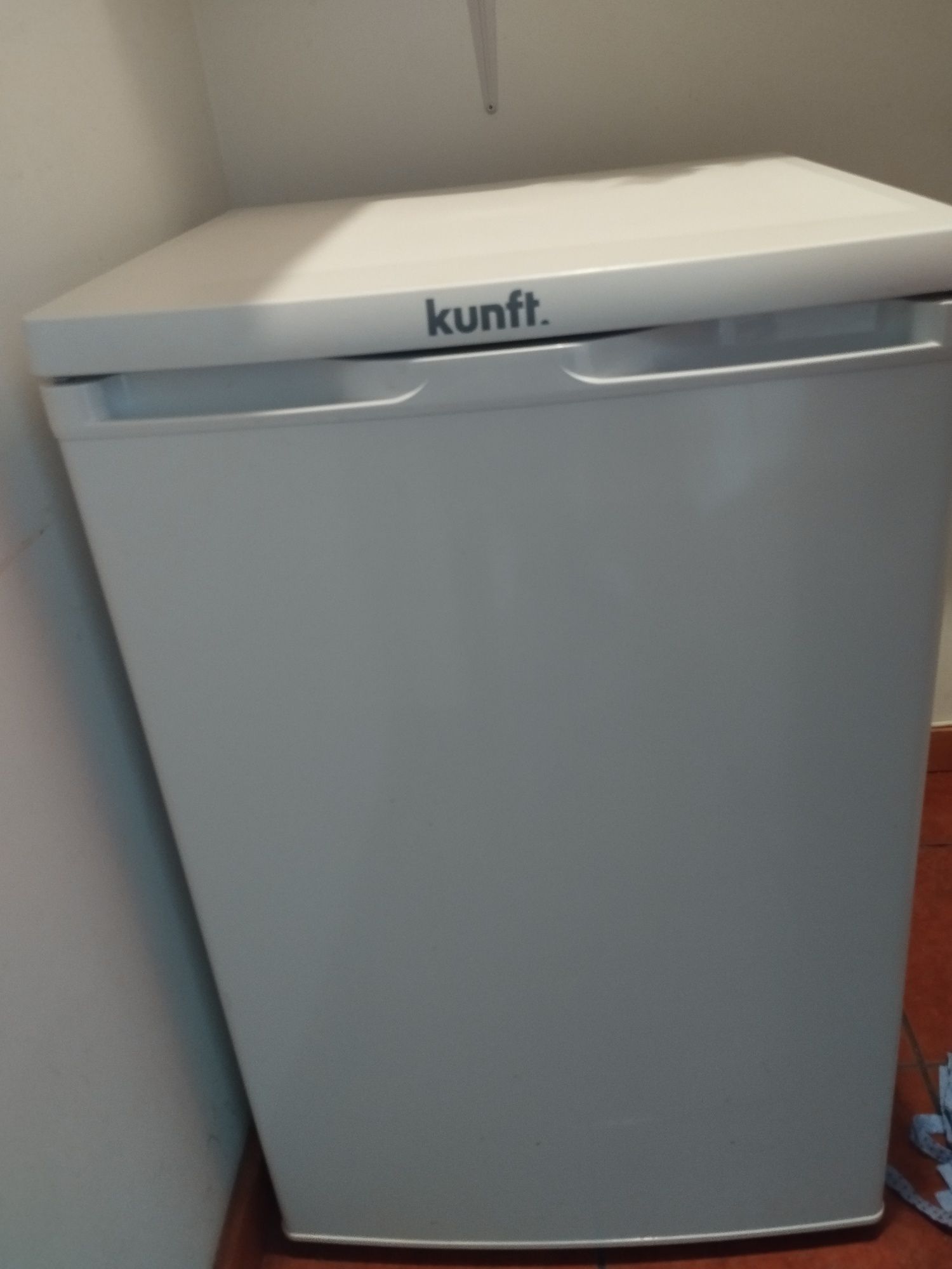 Arca frigorífica Kunft em bom estado