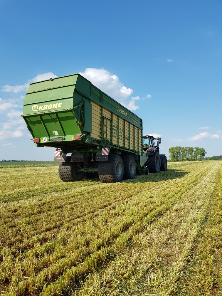 Zbiór traw przyczepą samozbierającą Krone, zbiór kukurydzy