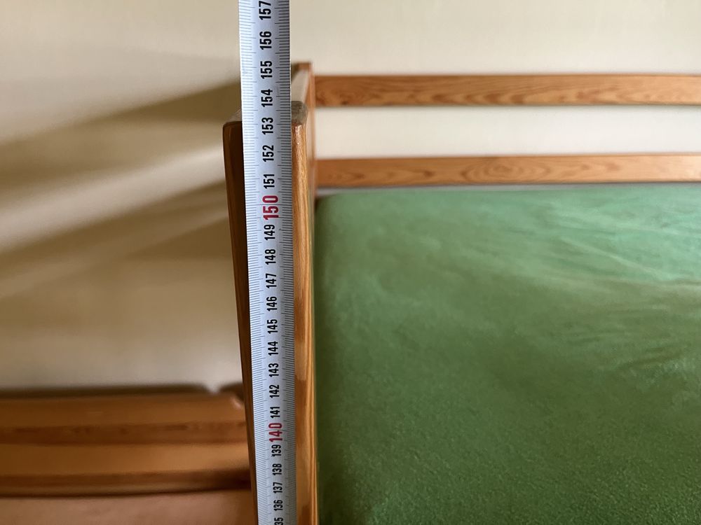 Solidne drewniane łóżko piętrowe