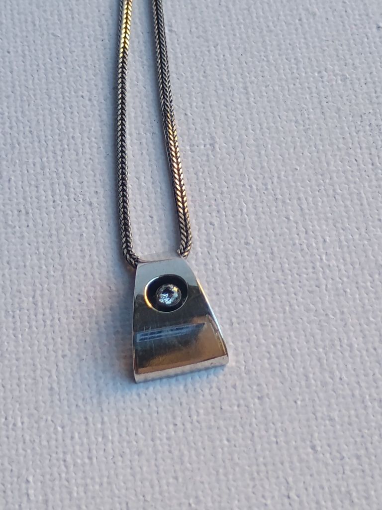 Minimalistyczny w wyrazie srebrny naszyjnik z cyrkonią, srebro 925