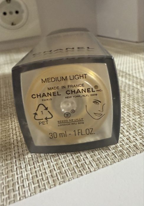Chanel Les Beiges Eau De Teint тональний крем