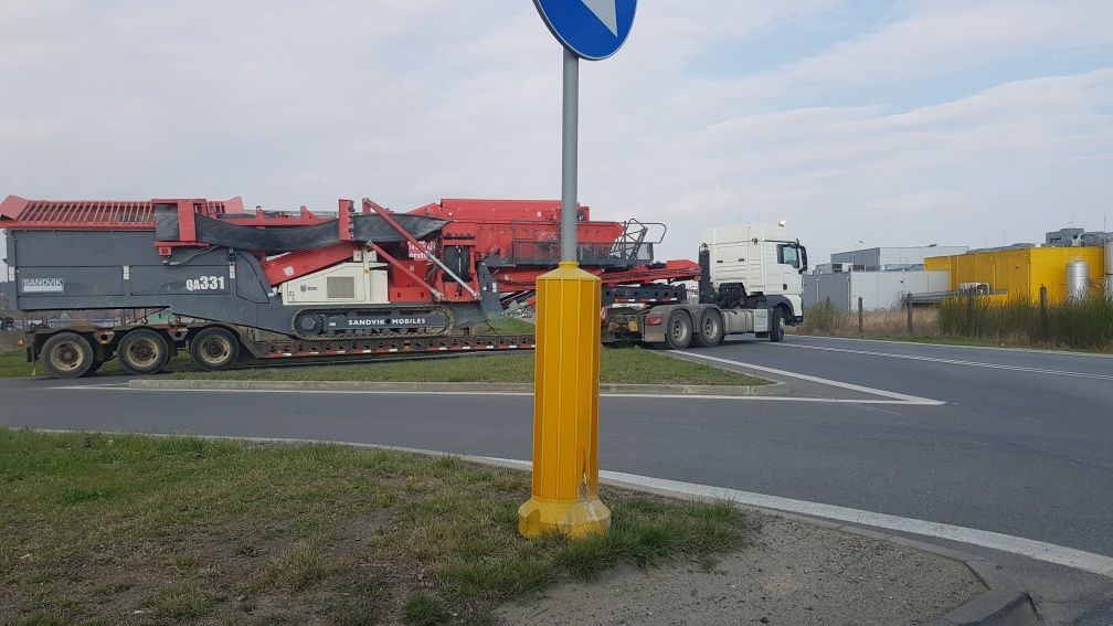 Transport niskopodwozie. Transport koparki ładowarki maszyny budowlane