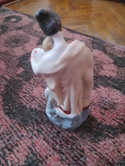 Продам фарфоровую статуэтку