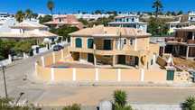 Moradia T5 +1, Praia da Luz Lagos / Arrendamento anual  4.000€ / Ref.