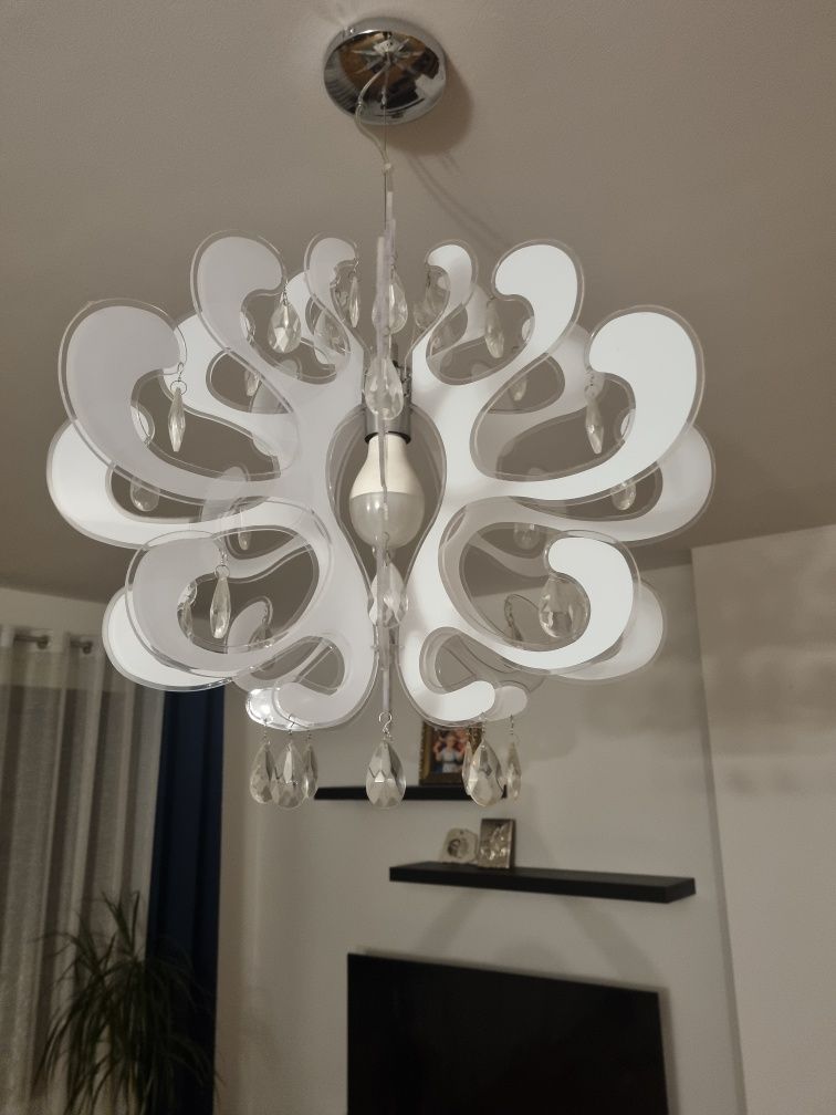 Lampa wiszaca biala