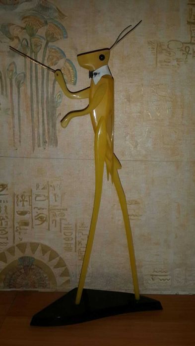 Фігурки з колкого пластику та мармуру