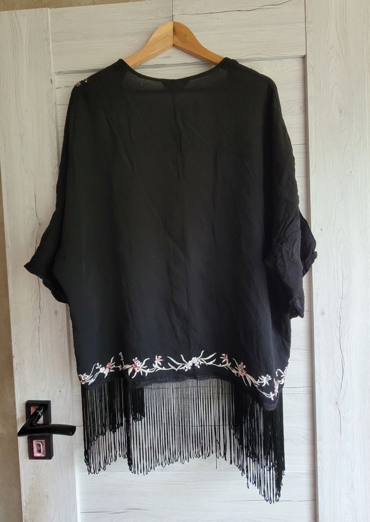 Narzutka z frędzlami print kwiatowy New Look XL