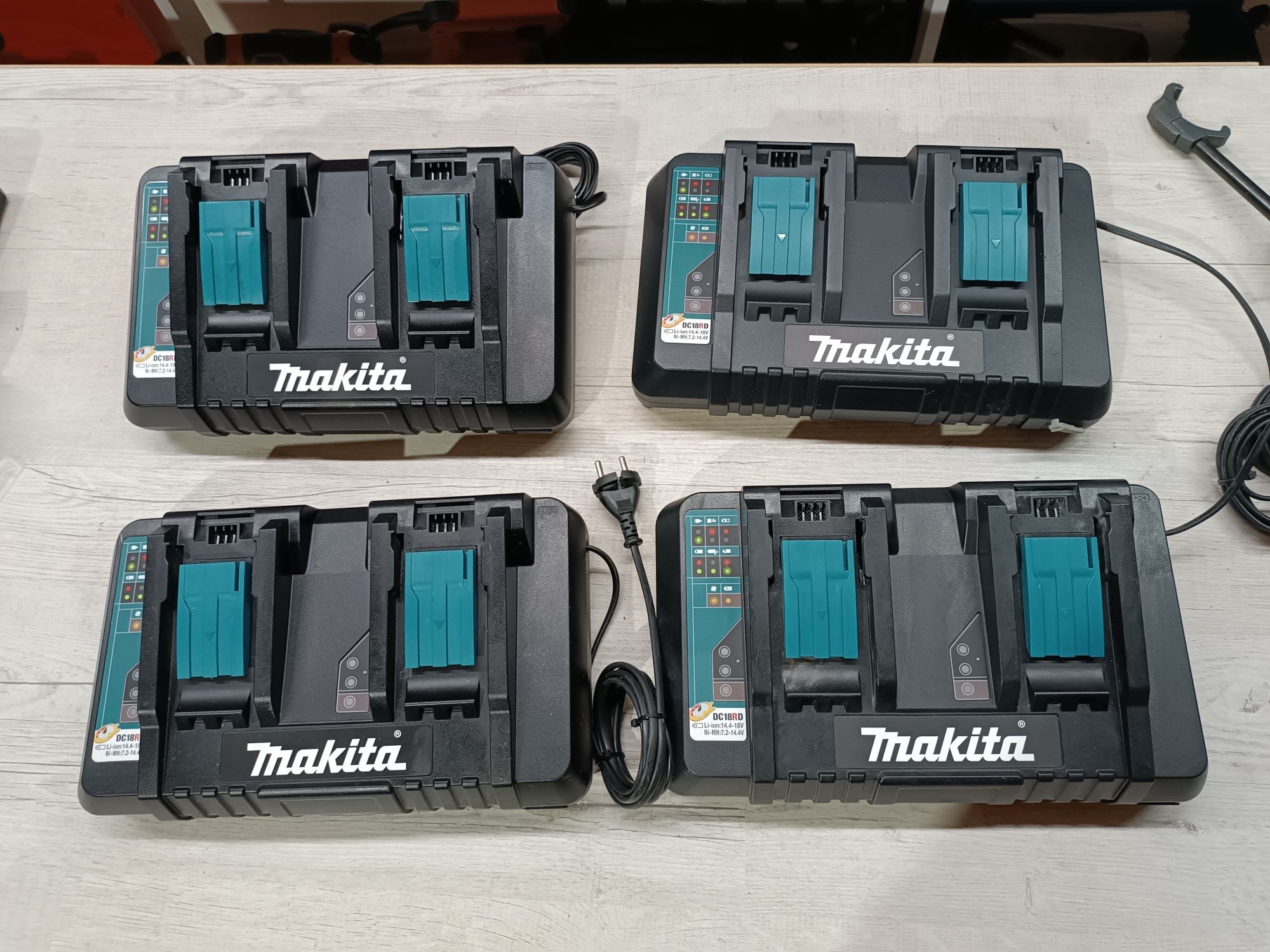 Makita CD18 двух портовий зарядний пристрій Макіта DC18RD