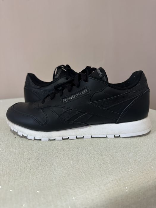 Кросівки жіночі Reebok Classic.