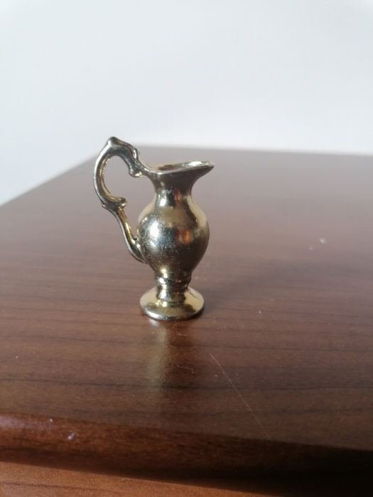 Miniaturowy, mosiężny dzban-amfora