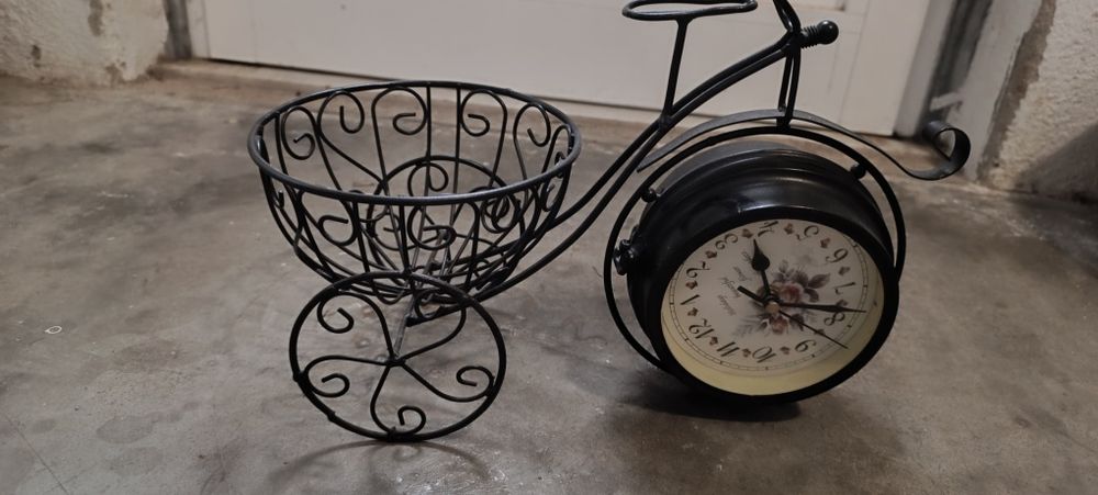 Triciclo decorativo com relógio