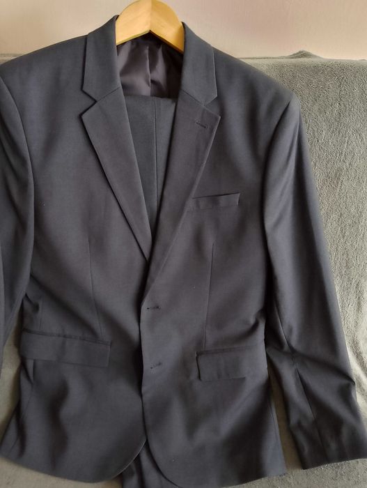 H&M. Ładny garnitur męski.