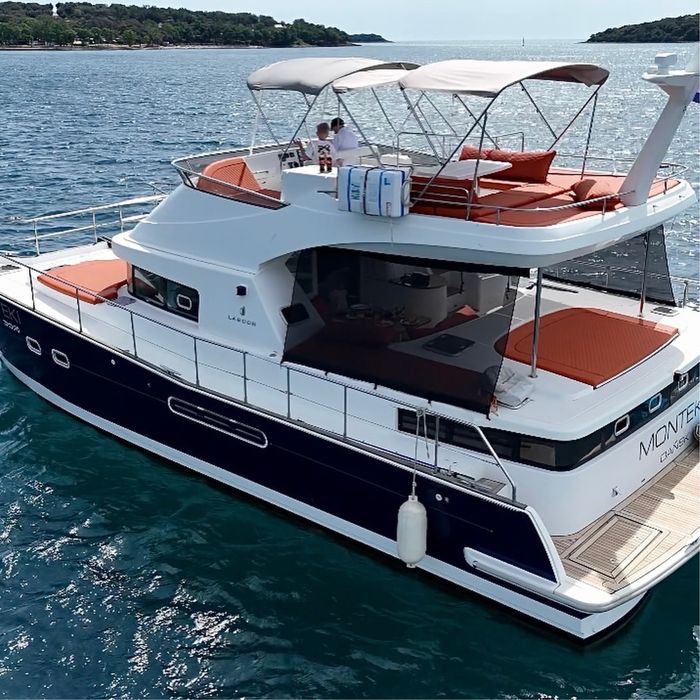 Яхта катамаран Lagoon Power 44