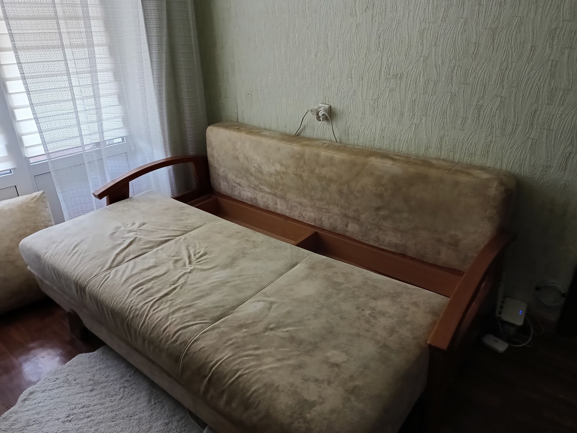 Продам великий кожаний диван
