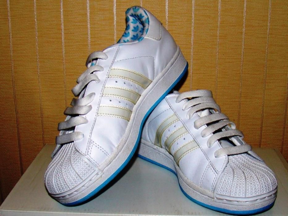 Кроссовки кожаные Adidas.