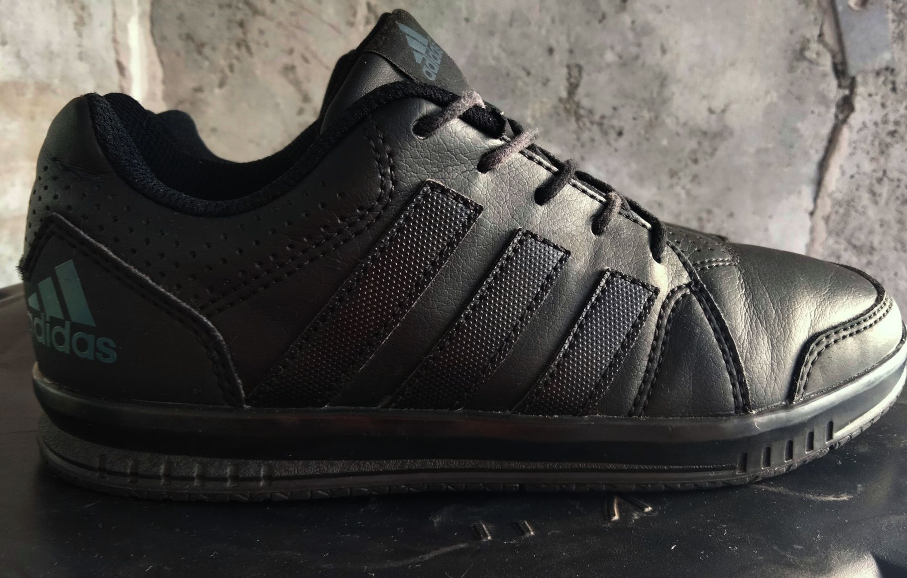 Продам кросівки Adidas