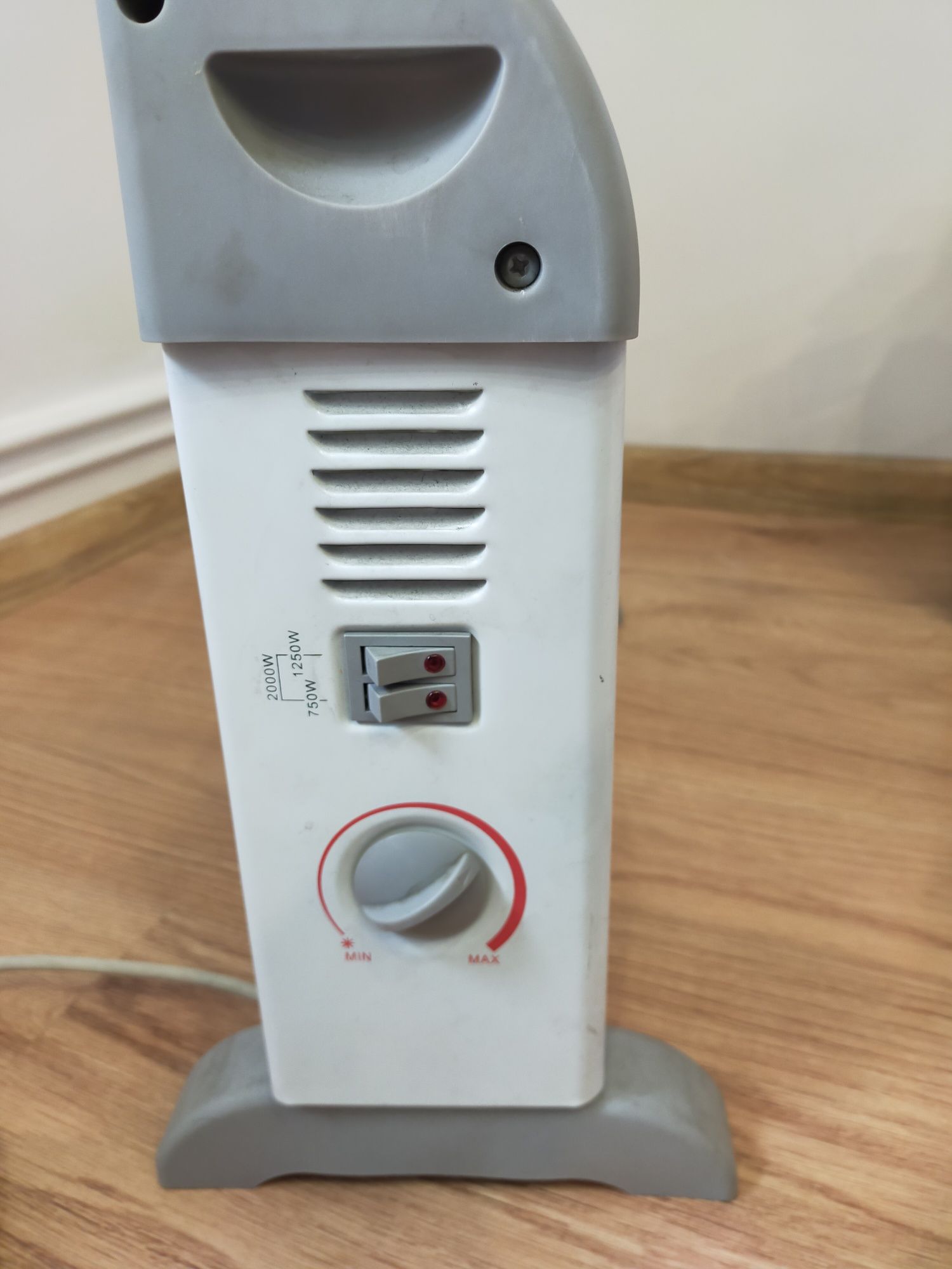 Grzejnik elektryczny 2000w.