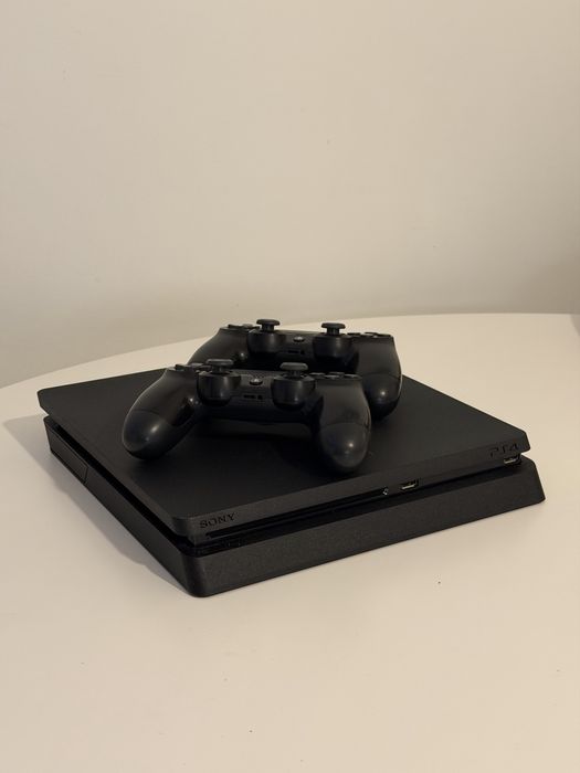 PS4 PlayStation 4 Slim 1TB + 2 pady