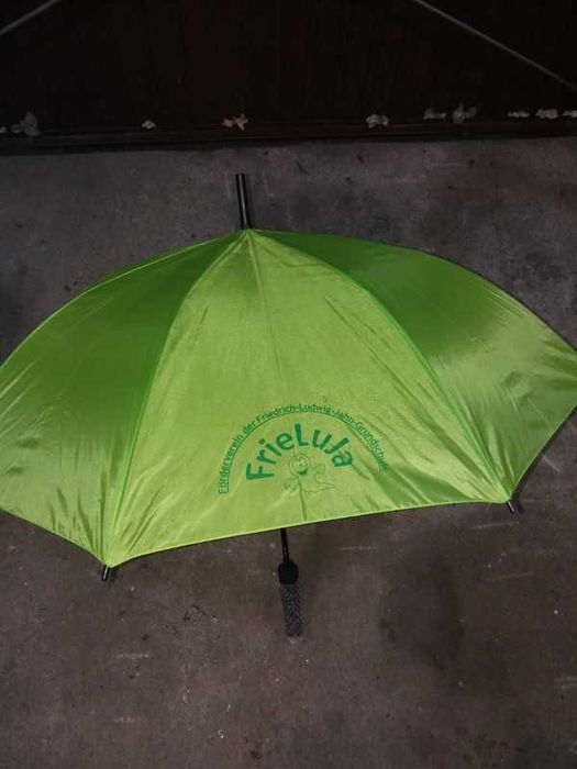Parasolka limonkowa wzmocniona przed wiatrem:)