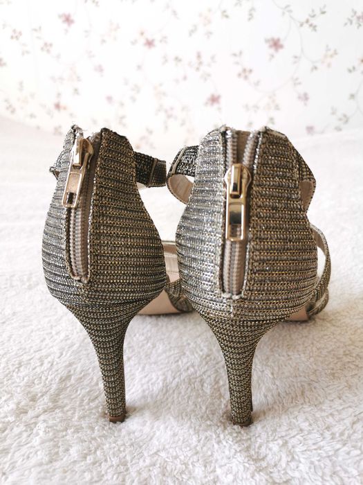 Nowe piękne stylowe sandały na szpilce 40