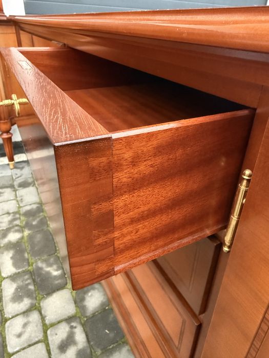 Zestaw mebli z drewna wiśniowego