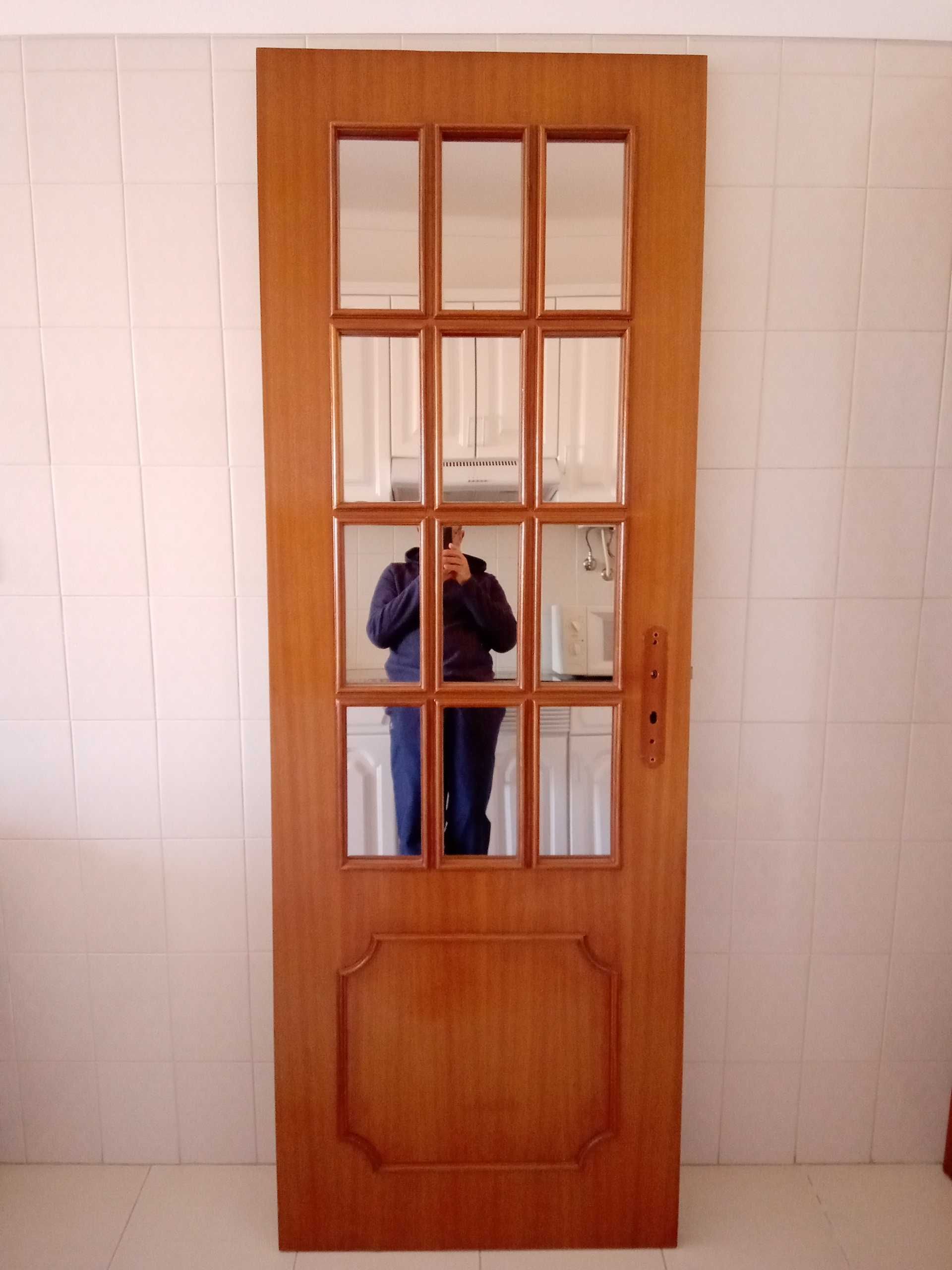 Porta cor carvalho 198,5x70cm com espelhos nas duas faces.