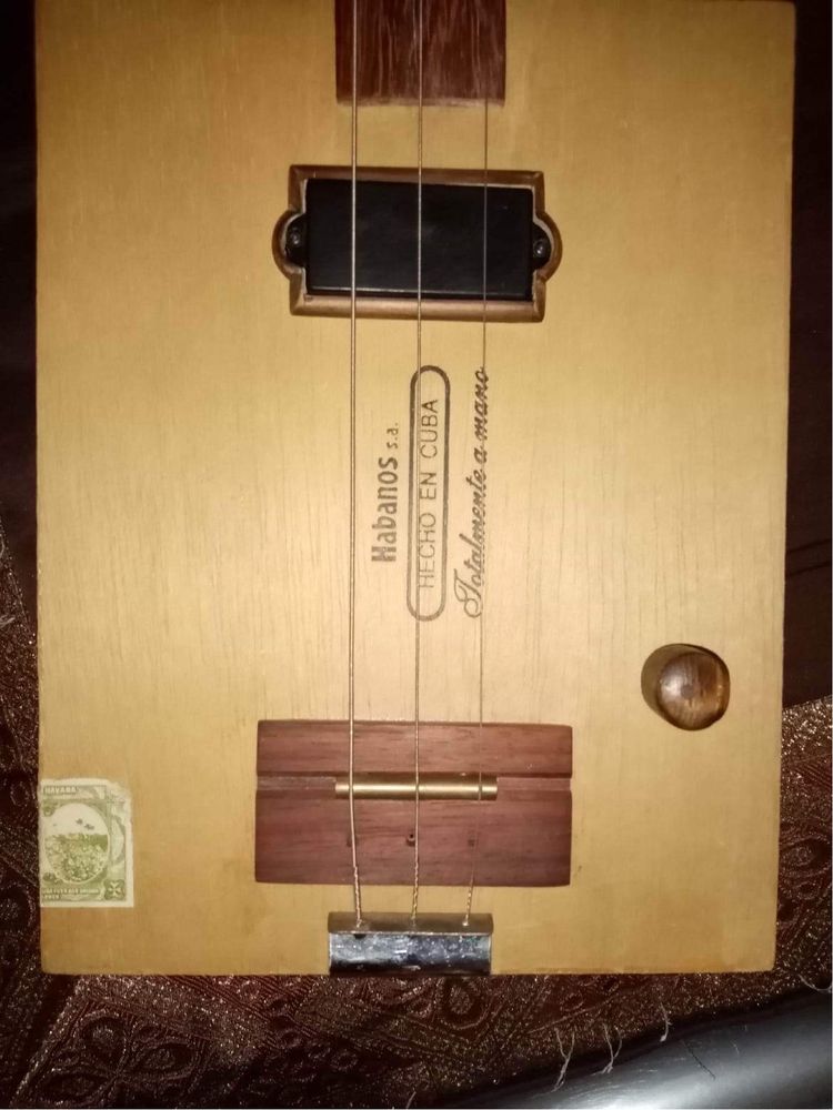 Cigar box guitar 3 cordas (slide guitar)