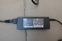 Oryginalny zasilacz HP 90W 19V 4.74A ; INPUT 100-240V 1.5A 50-60Hz