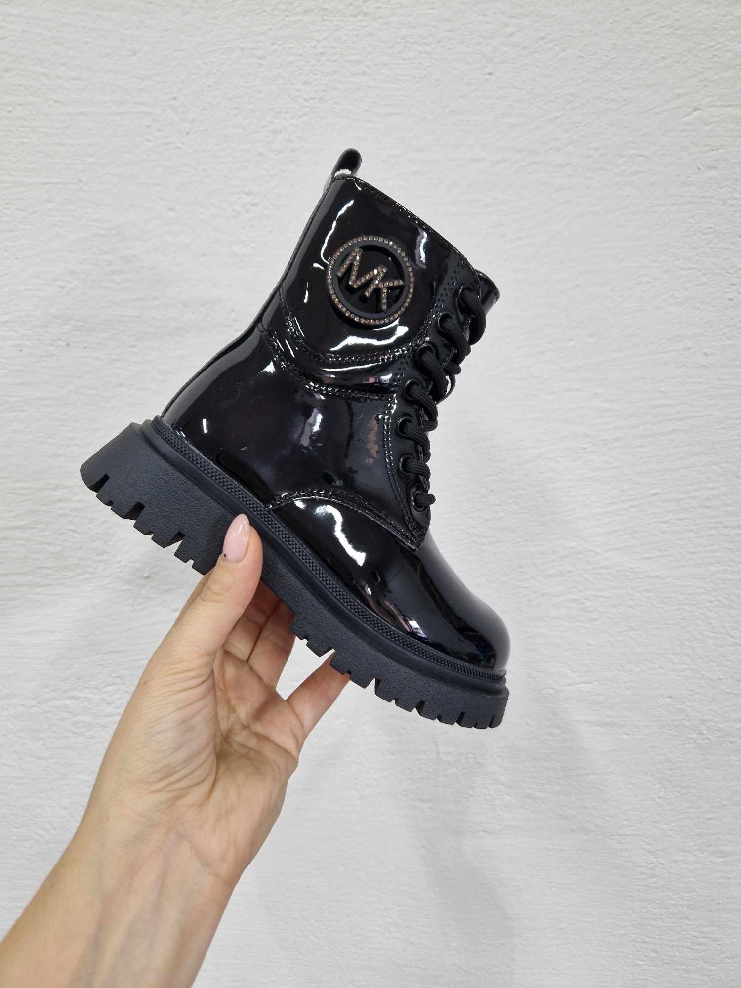 Czarne lakierowane kozaki ocieplane botki buty zimowe r. 26 (16 cm)