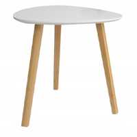 Biały stolik kawowy z drewnianymi nóżkami